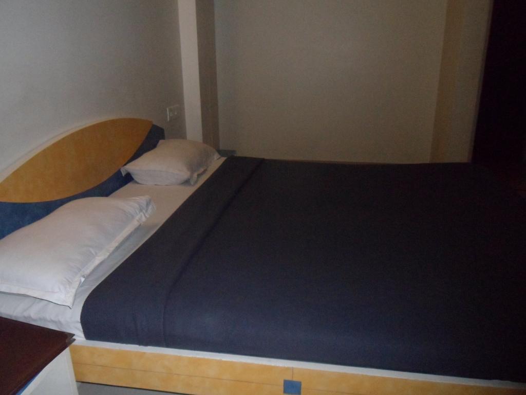 אחמדאבאד Hotel Dudawat חדר תמונה
