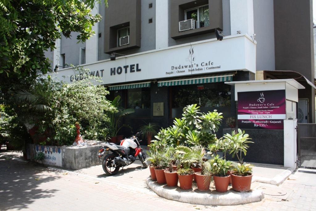 אחמדאבאד Hotel Dudawat מראה חיצוני תמונה