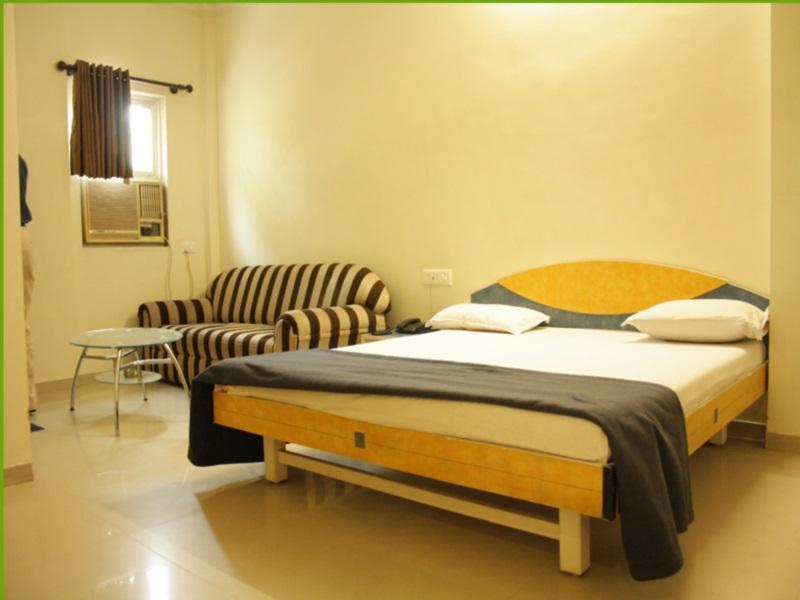 אחמדאבאד Hotel Dudawat מראה חיצוני תמונה