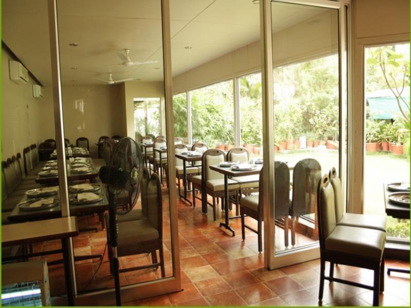 אחמדאבאד Hotel Dudawat מראה חיצוני תמונה