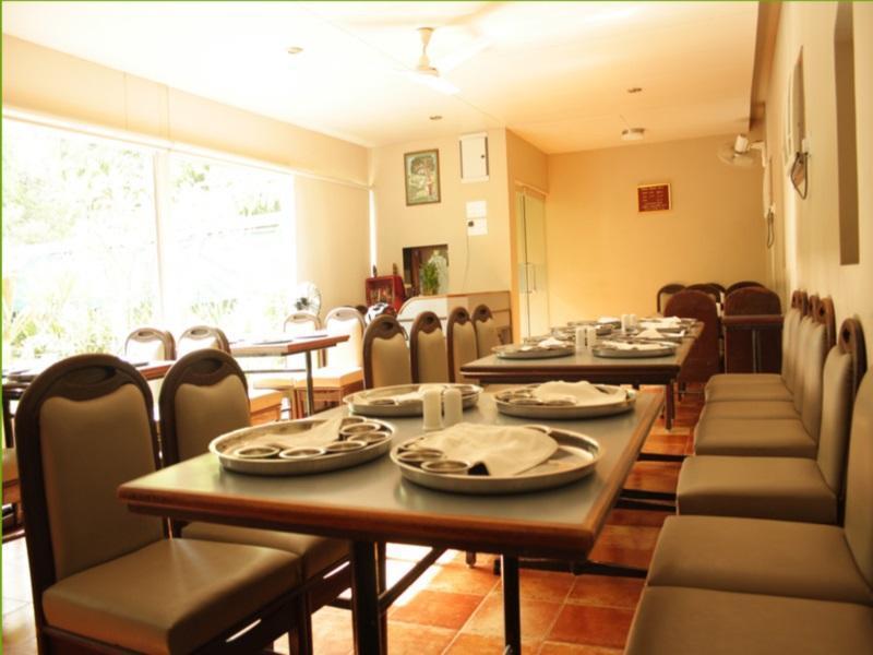 אחמדאבאד Hotel Dudawat מראה חיצוני תמונה
