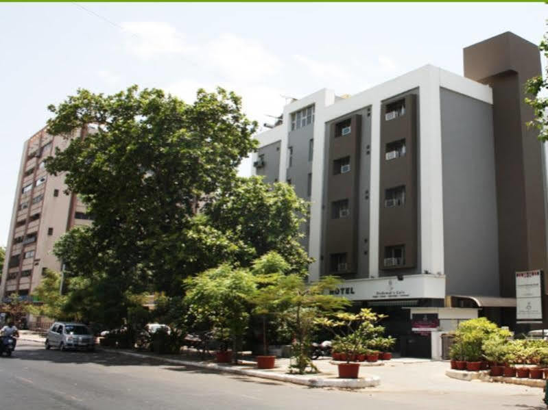 אחמדאבאד Hotel Dudawat מראה חיצוני תמונה