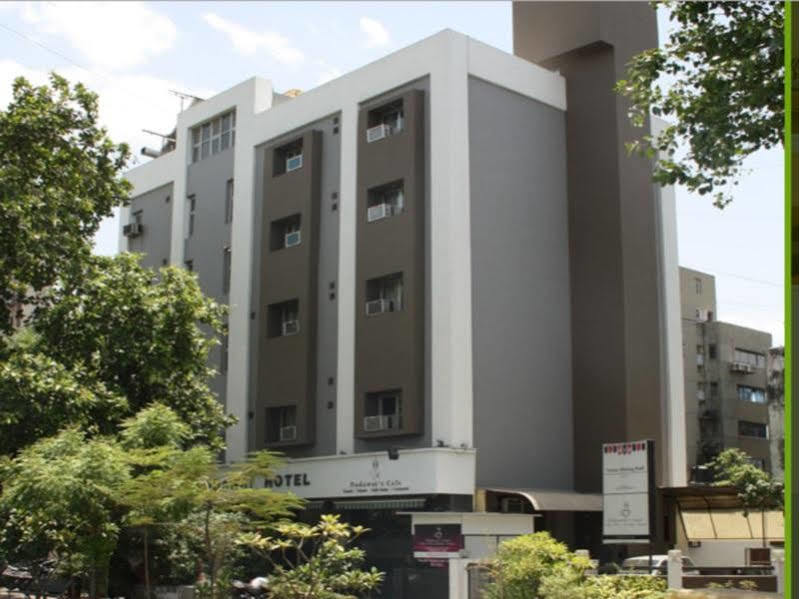 אחמדאבאד Hotel Dudawat מראה חיצוני תמונה