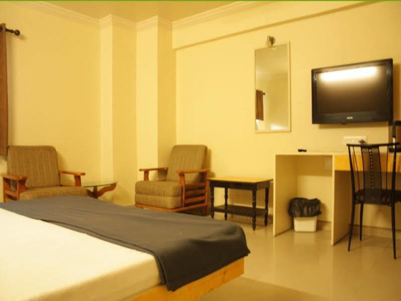 אחמדאבאד Hotel Dudawat מראה חיצוני תמונה