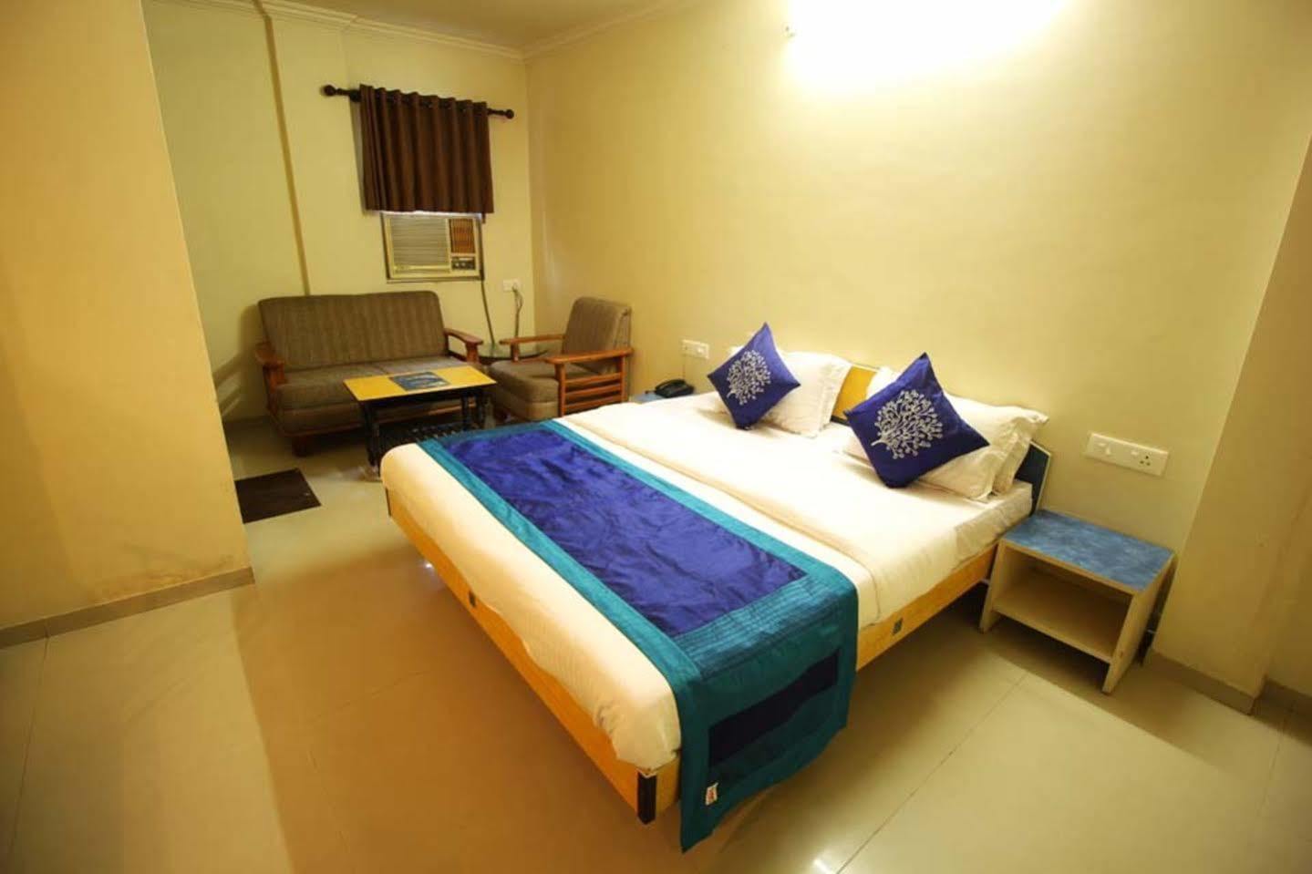 אחמדאבאד Hotel Dudawat מראה חיצוני תמונה